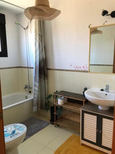 a bathroom with a sink and a toilet and a tub at casa Maracujá in Majanicho