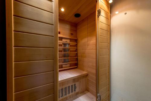 um closet com paredes e portas de madeira em Casa Stella em Caldes