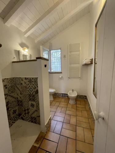 a bathroom with a toilet and a sink at Casa Collina - Giardino in Pisticci