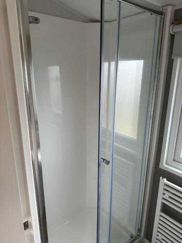 eine Dusche mit Glastür im Badezimmer in der Unterkunft Ash 19 in Newton