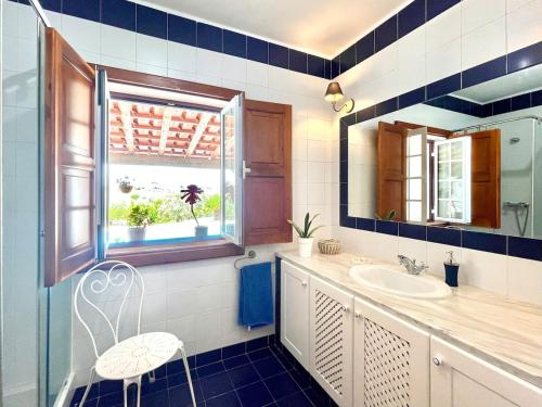 a bathroom with a sink and a mirror at Casa dos Cedros in Bicas