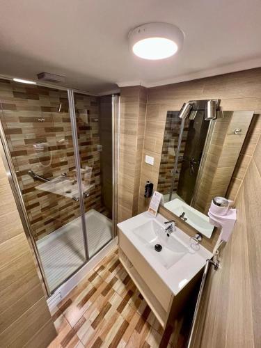 a bathroom with a sink and a shower at Hotel Vegas in Santiago