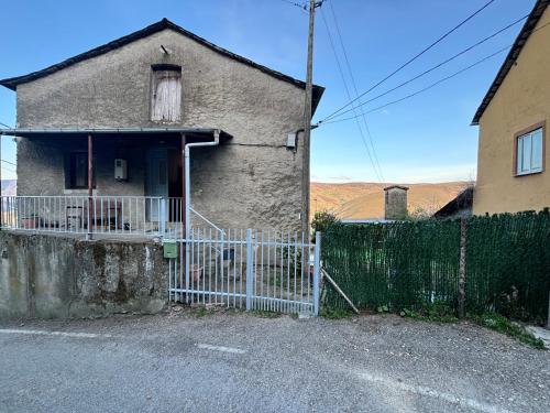 an old house with a gate and a fence at Casa Villafeile in Villafeile