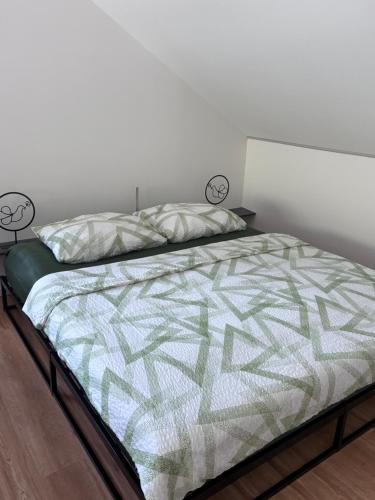 a bed with a comforter and pillows in a bedroom at Hard to leave in Piesport
