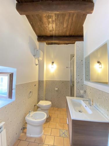 a bathroom with a toilet and a sink at Hotel Sant'Antonio in Torraca