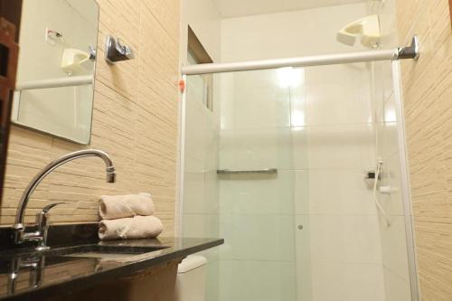 a bathroom with a sink and a shower at Pousada Casa Boa Milagres a beira mar ideal para curtir a Rota dos Milagres in Barra do Camaragibe