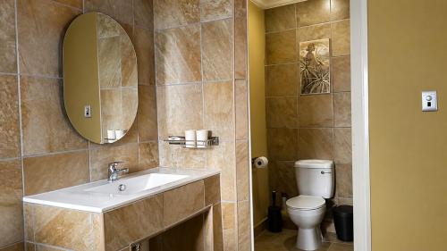 a bathroom with a sink and a toilet at Gaecho Guesthouse in Thaba Nchu