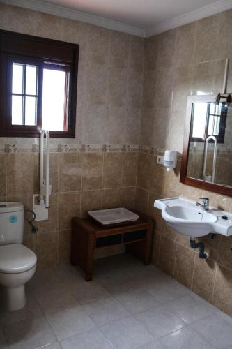 a bathroom with a toilet and a sink at Hostal Rural La Plata Parking Incluido in Arcos de la Frontera