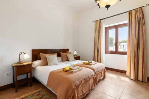a bedroom with two beds and a window at Refugio del Volcán by Tropical Host in Uga