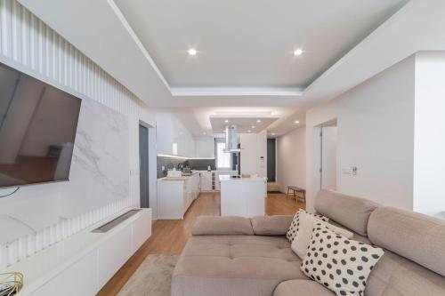 Villa Campolide - Stylish 4BR Home with Jacuzzi