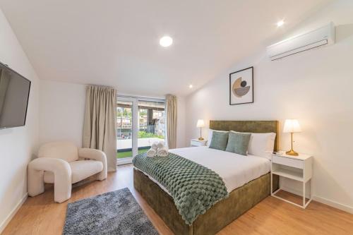 Villa Campolide - Stylish 4BR Home with Jacuzzi