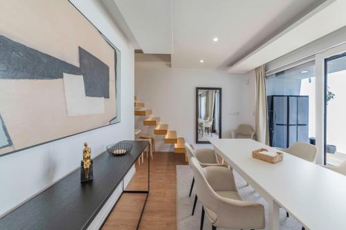 Villa Campolide - Stylish 4BR Home with Jacuzzi