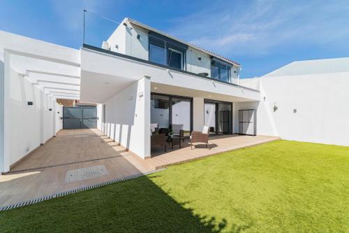 Villa Campolide - Stylish 4BR Home with Jacuzzi