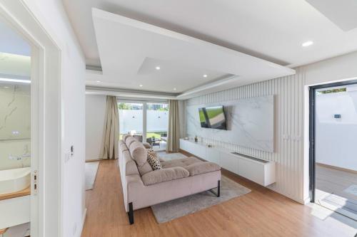 Villa Campolide - Stylish 4BR Home with Jacuzzi