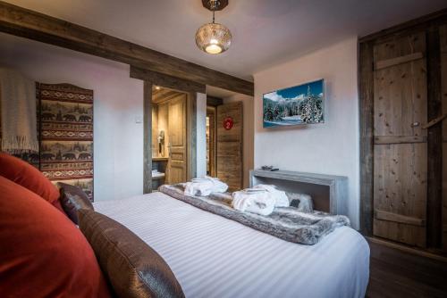 sypialnia z łóżkiem z ręcznikami w obiekcie CHALET L'ETAGNE w Courchevel