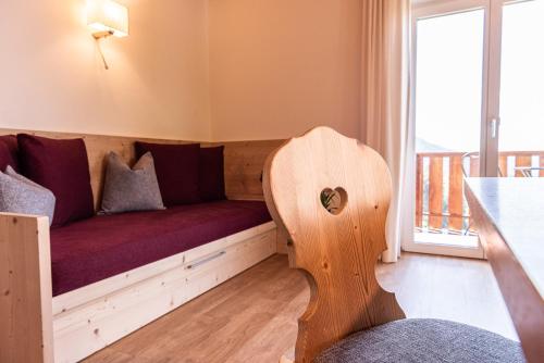 a couch in a room with a window at Haus Lohengrin Ferienwohnung 2 in Siusi
