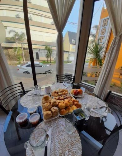 ein Tisch mit einem Teller Gebäck darauf in der Unterkunft Bahia Ourense Hotel in San Clemente del Tuyú