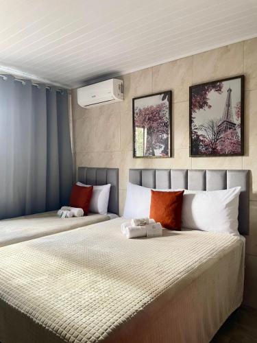 a bedroom with two beds in a room at Pousada Pé da Serra - Rio do Rastro in Lauro Müller