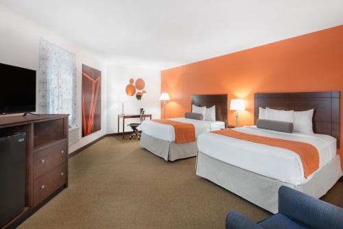 A bed or beds in a room at Howard Johnson by Wyndham Quincy/ Boston