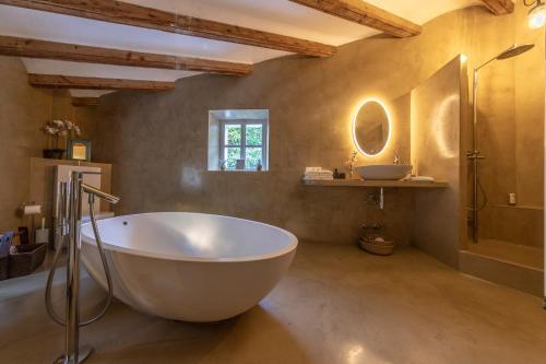 a large bathroom with a tub and a sink at Can 'Jeson in Deia