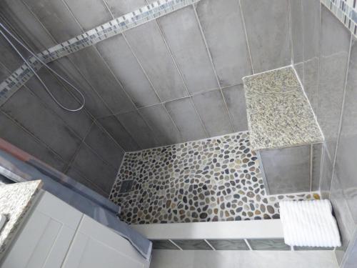 Koupelna v ubytování Beach Two Bedroom Loft Suite E29