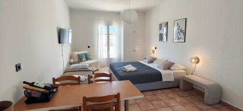 ein Schlafzimmer mit Bett und ein Esszimmer in der Unterkunft Marvia Studios in Vourkari