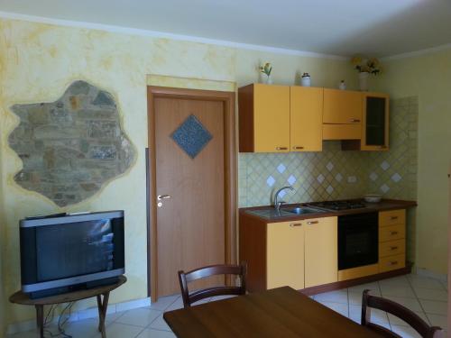 アグローポリにあるLa Terrazzaのキッチン(テレビ付)、テーブル(テーブルサイドシックスシックス付)