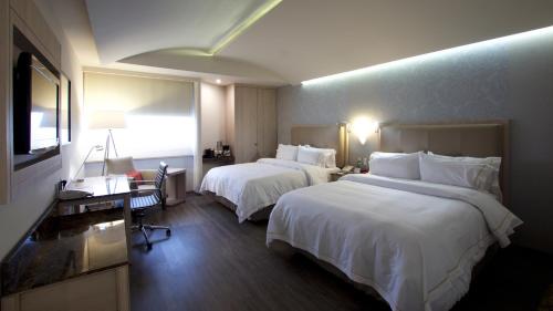 a hotel room with two beds and a television at Holiday Inn Express Mexico- Toreo by IHG in Mexico City