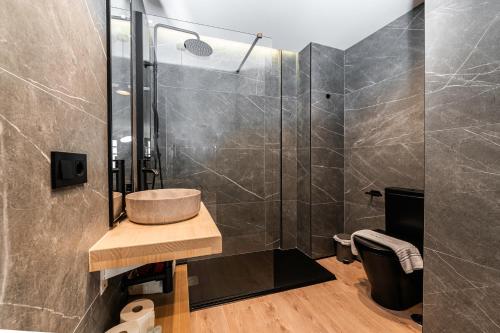 a bathroom with a sink and a shower at Ando Apartments Boutique in Salamanca