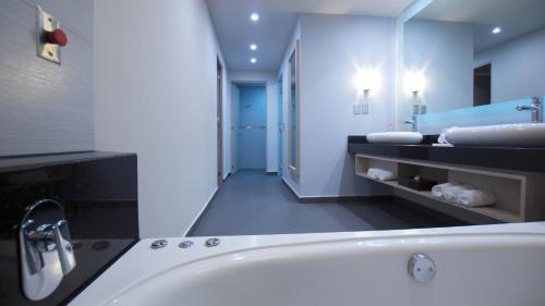 a bathroom with a bath tub and a sink at Holiday Inn Express Mexico- Toreo by IHG in Mexico City