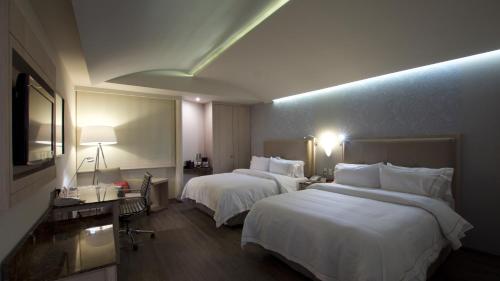 מיטה או מיטות בחדר ב-Holiday Inn Express Mexico- Toreo, an IHG Hotel