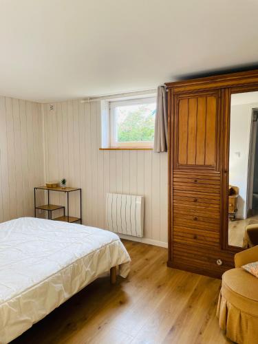 a bedroom with a bed and a window at Le Clos - Proximité plage in Ambleteuse