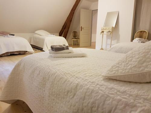 a bedroom with three beds with white sheets at Gîte Nid dans la Forêt in Saint-Jean-aux-Bois