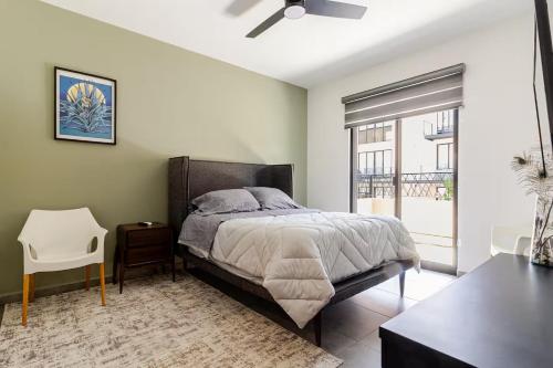 a bedroom with a bed and a table and a window at Oasis privado en Querétaro in Alvarado