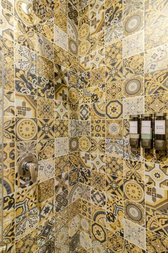 a bathroom with a tiled wall with a tile floor at Oasis privado en Querétaro in Alvarado