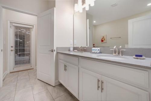 ChampionsGate Escape with Game Room and Pool photo 22