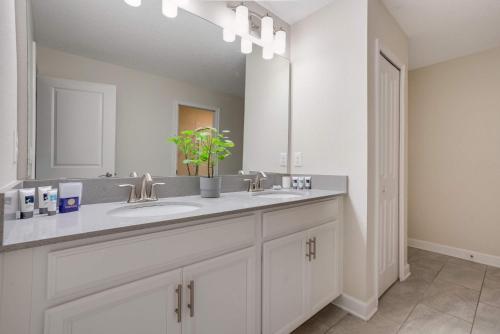 ChampionsGate Escape with Game Room and Pool photo 43