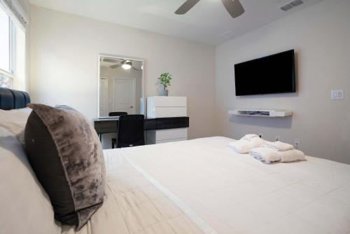 ChampionsGate Escape with Game Room and Pool photo 45