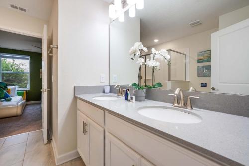 ChampionsGate Escape with Game Room and Pool photo 49