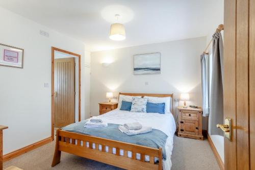 a bedroom with a bed with blue pillows at 2 Bed in Holsworthy oc-91755 in Holsworthy