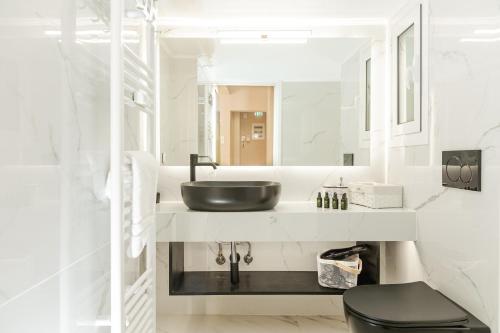 Spacious 2BR Design Apt - 2 Balc - Acropolis Metro