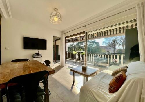 Perfect location for this bright apartment