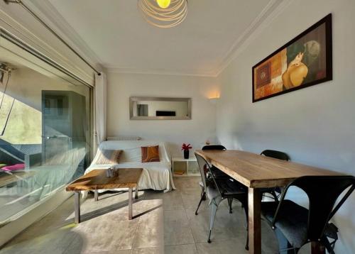 Perfect location for this bright apartment