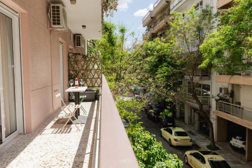 Spacious 2BR Design Apt - 2 Balc - Acropolis Metro