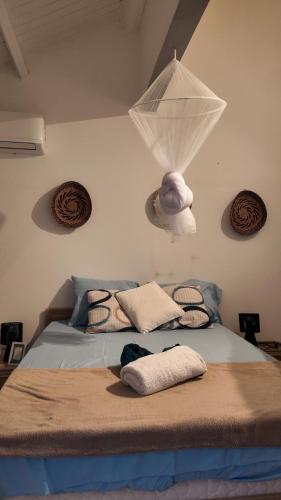 a bedroom with a bed with towels on it at Ti kaz a fredo in Port-Louis