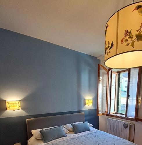 a bedroom with a bed and a blue wall at Cèsa Cusenza in Rocca Pietore