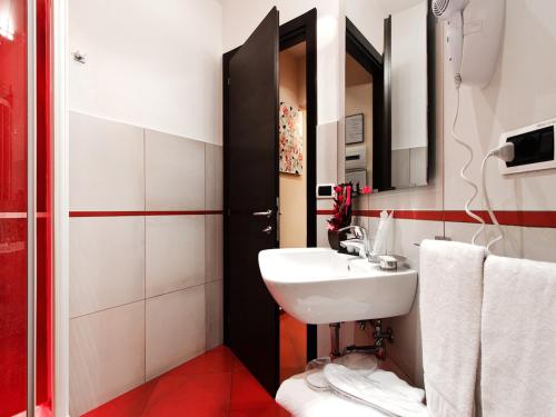 Bathroom sa Cenci Bed & Breakfast Fontana di Trevi