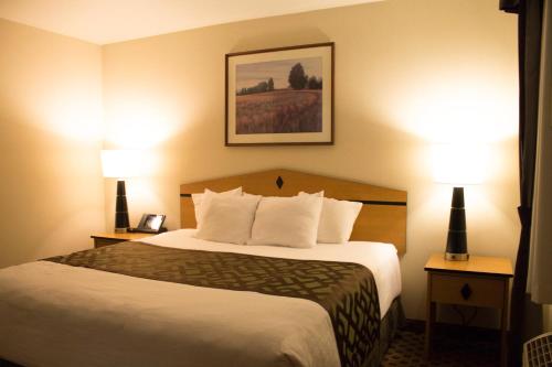 Ένα ή περισσότερα κρεβάτια σε δωμάτιο στο Crystal Inn Hotel & Suites - Great Falls