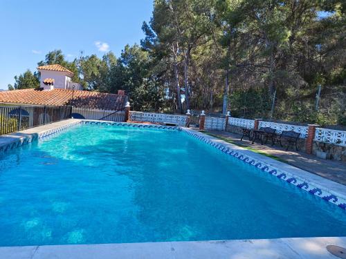 Foto Buenas vistas y privacidad, tranquila y fresca villa en el bosque de Valencia con una magnífica piscina de 80m2 5