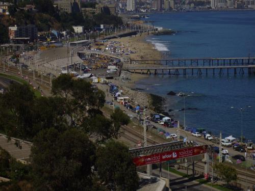 - Vistas a una playa con muelle y al océano en Excelente Vista a la Bahía de Valparaíso, en Valparaíso